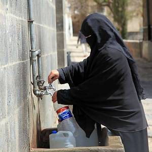 Sanaá - lidé nemají často domů zavedenou vodu