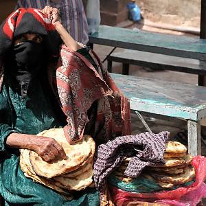 Sanaá - paní s chlebovými plackami  na Solném trhu