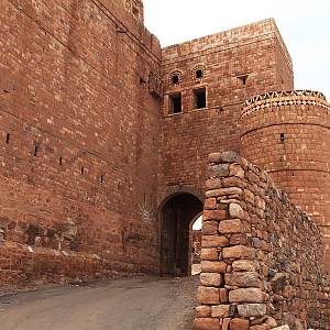 Kavkaban má dokola hradby a jedinou bránu dovnitř
