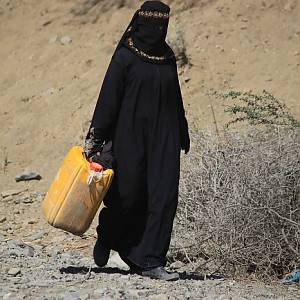 Ženy z okolních vesnic putují často i hodiny ke studni pro vodu