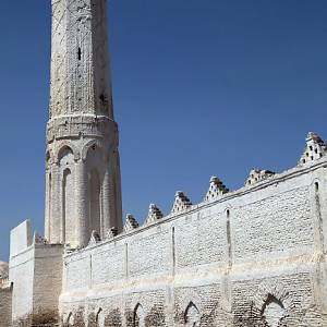 Minaret velké mešity trčí k nebi jako maják víry ...