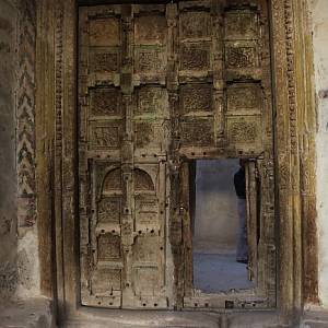 Staré vstupní dveře do mešity al - Ašrafíja.