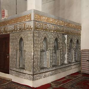 Hrobka královny Arwy v mešitě.