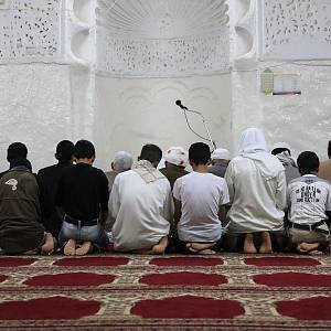 Modlitba v mešitě al-Mutabíja.