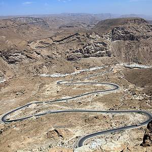 Pohled ze sedla Abd al-Gharib na silnici údolím (wádí) Abdala