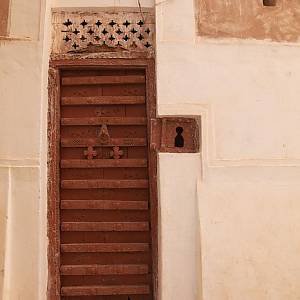 Šibám, krásně zdobené historické dveře.