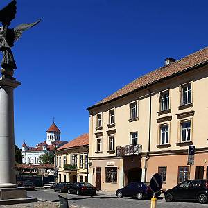Náměstí ve čtvrti Užupis za řekou Vilnia