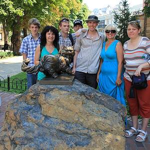 Naše skupina s Ukrajinkou Ritou u bronzového kocoura před Zlatou bránou