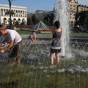 Koupel na náměstí Nezávislosti, vedro je k nevydržení
