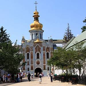 Klášter Kyjevskopečerská lávra, vstupní brána s kostelíkem sv. Trojice (založen 1108)