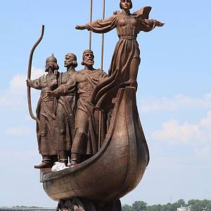 Památník zakladatelům Kyjeva (Kyj, Šček, Choriv a jejich sestra Lybeď) z východoslovanského kmene Poljanů