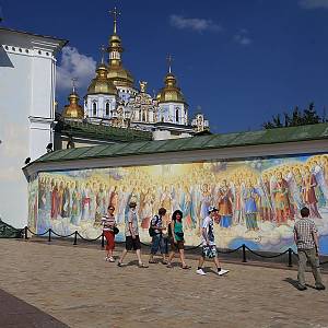 Klášter sv. Michala se zlatými kupolemi, vstupní brána