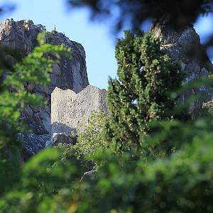 Janovský hrad v Gurzufu mezi skálami nad mořem