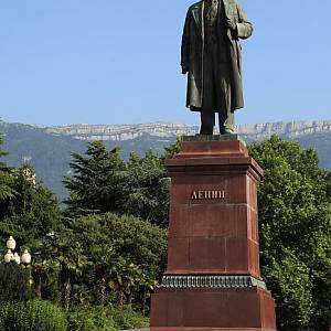Lenin stále bdící na nábřeží v Jaltě
