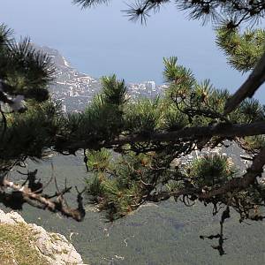 Pohled na pobřeží, v pozadí Jalta