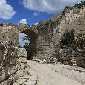 Čufut-Kale, Východní brána a hradby ze 6. století