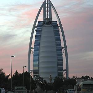 DUBAJ - Džumejrah, hotel Burž al Arab (Arabská věž, arabsky برج العرب), vysoký 321 metrů