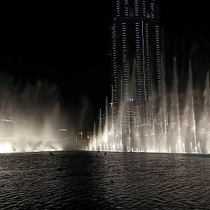 DUBAJ - největší fontána světa - do vzduchu každou vteřinou vyletí za pomoci výkonných trysek 83000 litrů vody, osvětluje je přitom 660 světel, které mohou mít 25 různých barev, takže výsledkem je asi jeden tisíc různých vzhledů stříkající vody, kter