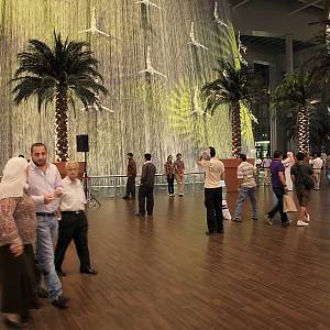 DUBAJ - největší obchodní dům světa Dubaj mall, vodopád