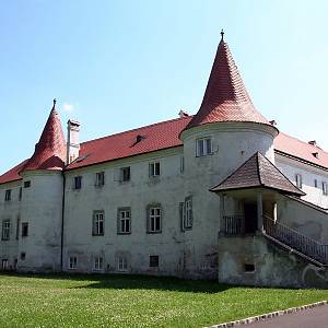 Dobersberg - renesanční zámek postavený v polovině 16. století Zikmundem z Puchheimu na místě hradu, doloženého v roce 1112 a zbořeného za husitských válek