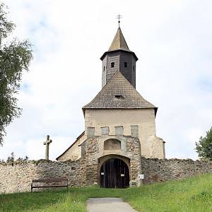 Kleinzwettl - raně gotický kostel sv. Jakuba Staršího z poloviny 13. století je obehnán pevným opevněním s bránou a zbytky po padacím mostě