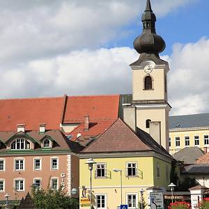 Heidenreichstein - střed města s kostelem