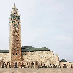 Mešita Hassana II. (1980-93), druhá největší mešita na světě pro 25 000 věřících uvnitř + 80 000 na nádvořích.