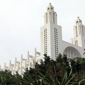 Katedrála Sacré-Coeur [sakrékör] - Nejsvětějšího srdce Ježíšova.
