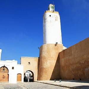 V poledne je město vylidněné, minaret - bývalý maják.