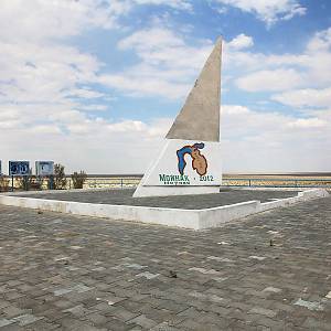 Mujnak - pomník Aralu na bývalém útesu nad mořem
