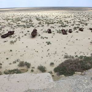 Mujnak - pohled na bývalé Aralské moře se hřbitovem lodí