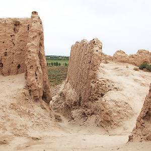 Pevnost Kyzyl Kala, průhled hradbami do okolní zavlažované krajiny