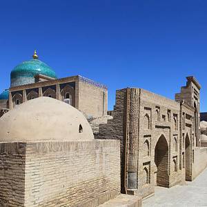 Chiva - ulice k minaretu Islama Hodži (v pozadí) kolem mauzolea Mahmuda Pahlavana (vlevo)
