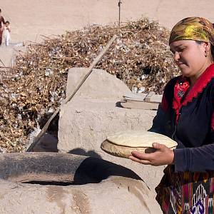 Chiva - pekařka nese chleba do pece
