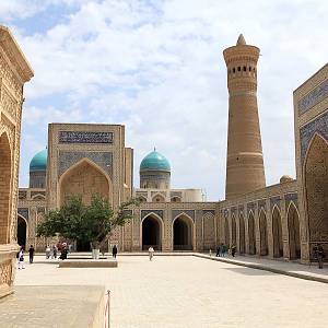 Buchara - mešita Kajlon, pohled k minaretu