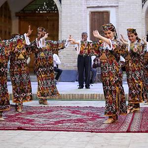 Buchara - folklorní program v medrese Nádira divan-begiho  