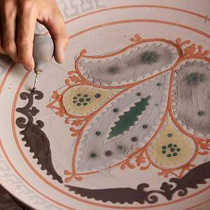 Gižduvan - keramická dílna Narzulaevových, barvení talíře