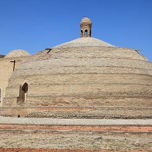 Cisterna (sardoba) Rabati Málika - pohled zezadu