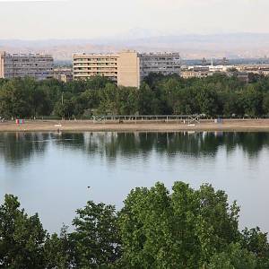 Navoj - pohled na město s jezerem Jošlik
