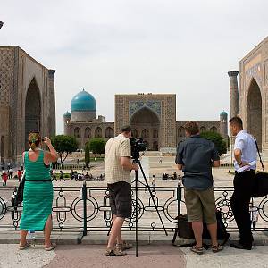 Samarkand - na náměstí Registán (Bobina - Honza - Roman - Umid)