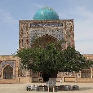 Karši - mešita Kukgumbaz, nádvoří s posvátnou moruší