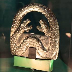 Taškent - muzeum, kamenný amulet z 2. tisíciletí př. n. l. (dvě zmije jako symbol protikladů dobra a zla)