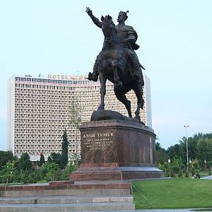 Taškent - jezdecká Tímurova socha, v pozadí hotel Uzbekistán 