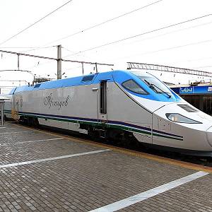 Vlak Afrosyob připravený v Samarkandu k odjezdu