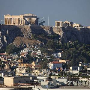 Pohled na Akropolis z našeho pokoje v hotelu Sv. Jiří (st. George) pod horou Lykavittos