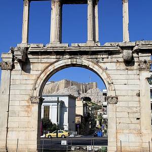 Hadriánův oblouk, v pozadí Akropolis