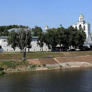 Jaroslavl - klášter Proměnění Páně (Спасо-Преображенский монастырь), pohled přes řeku Kotorosl