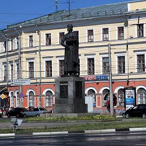 Jaroslavl - náměstí Zjevení Páně (Богоявленская площадь) se sochou zakladatele města knížete Jaroslava Moudrého
