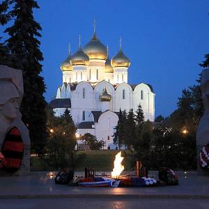 Jaroslavl - věčný oheň a chrám Nanebevzetí Panny Marie (Успенский собор) v noci