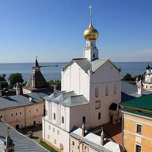 Rostov Veliký - pohled z Vodní bašty Rostovského kremlu na jezero Nero